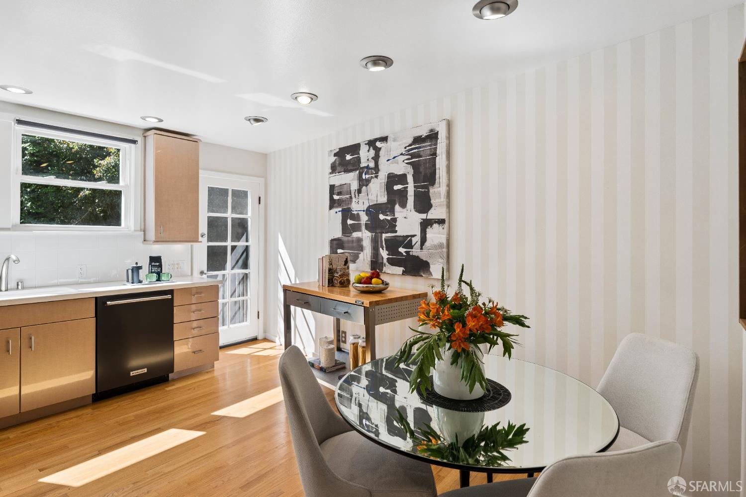 Detail Gallery Image 5 of 18 For 468 Corbett Ave, San Francisco,  CA 94114 - 2 Beds | 1 Baths