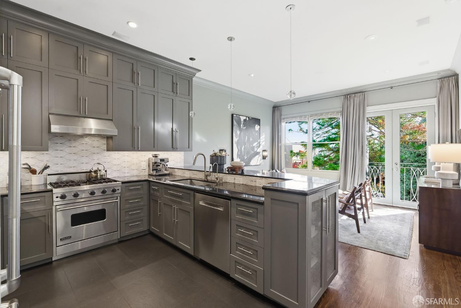 Detail Gallery Image 6 of 36 For 1375 Sanchez St, San Francisco,  CA 94131 - 3 Beds | 2 Baths