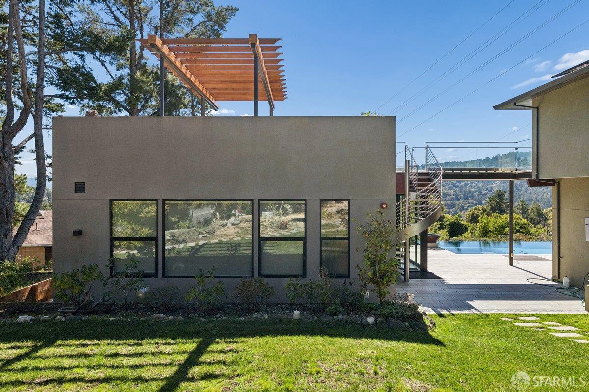 Detail Gallery Image 64 of 95 For 1435 Lakeview Dr, Hillsborough,  CA 94010 - 6 Beds | 5/1 Baths