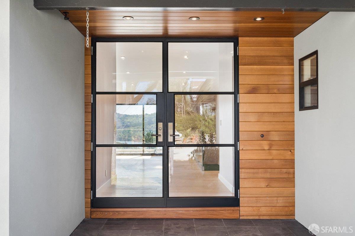 Detail Gallery Image 5 of 95 For 1435 Lakeview Dr, Hillsborough,  CA 94010 - 6 Beds | 5/1 Baths