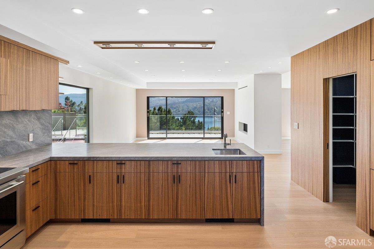 Detail Gallery Image 19 of 95 For 1435 Lakeview Dr, Hillsborough,  CA 94010 - 6 Beds | 5/1 Baths