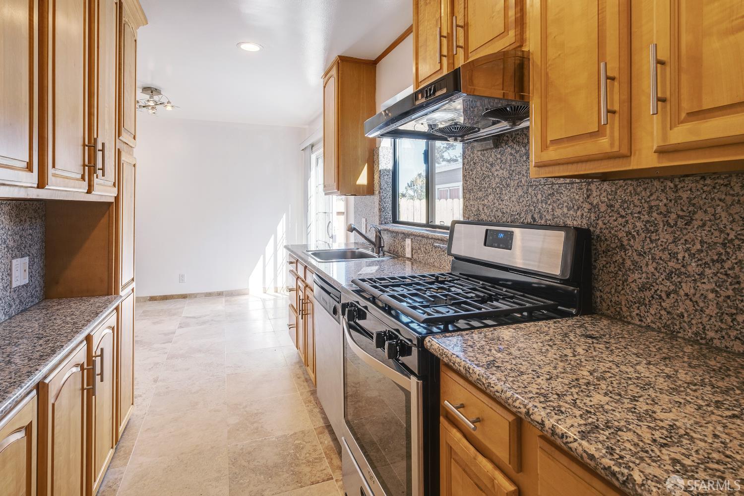 Detail Gallery Image 4 of 35 For 97 Canyon Dr, San Francisco,  CA 94112 - 4 Beds | 2/3 Baths