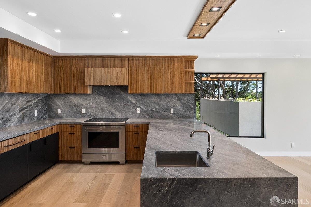 Detail Gallery Image 21 of 95 For 1435 Lakeview Dr, Hillsborough,  CA 94010 - 6 Beds | 5/1 Baths