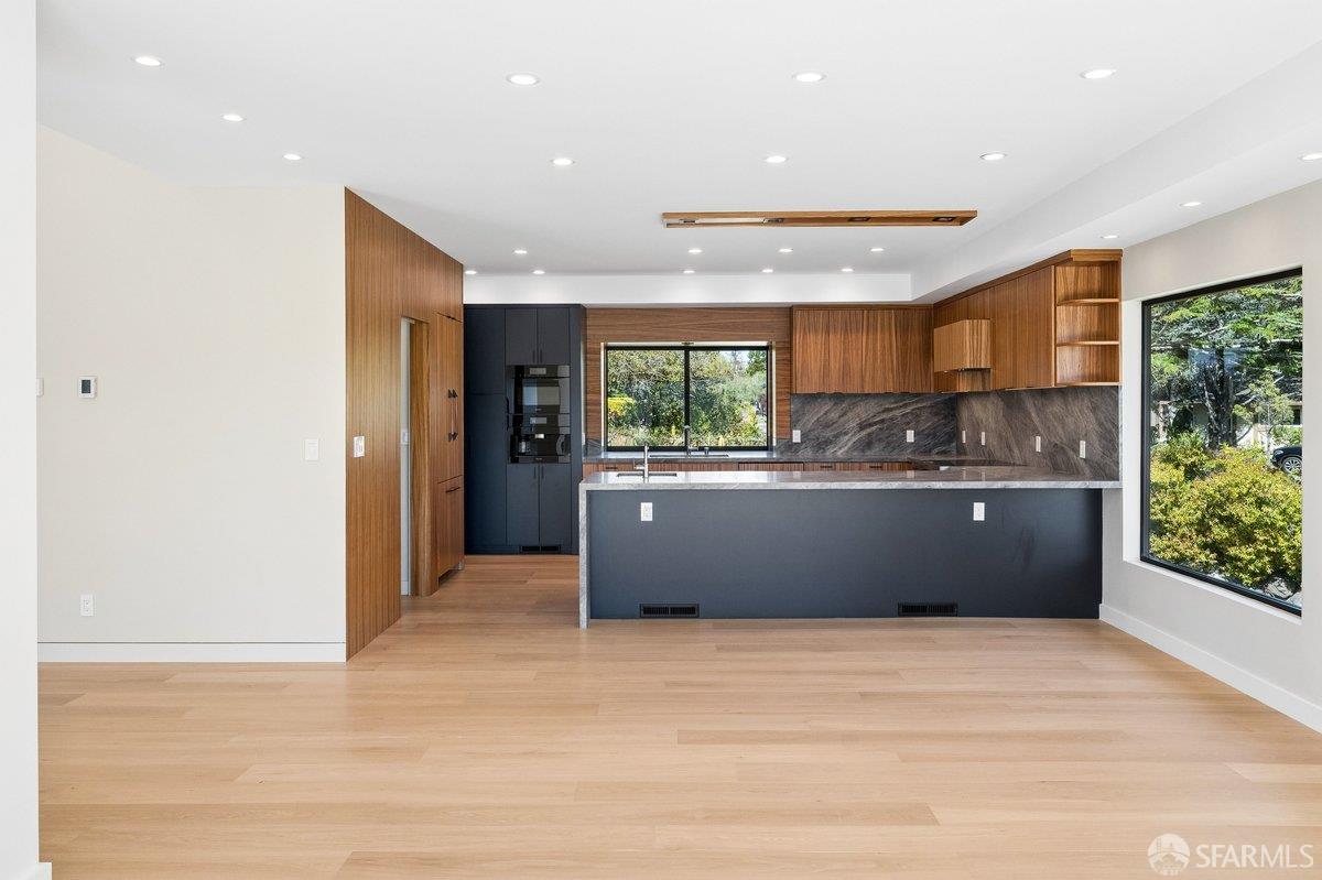 Detail Gallery Image 18 of 95 For 1435 Lakeview Dr, Hillsborough,  CA 94010 - 6 Beds | 5/1 Baths