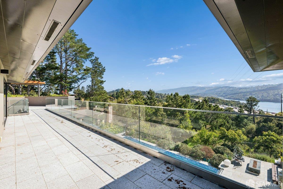 Detail Gallery Image 31 of 95 For 1435 Lakeview Dr, Hillsborough,  CA 94010 - 6 Beds | 5/1 Baths