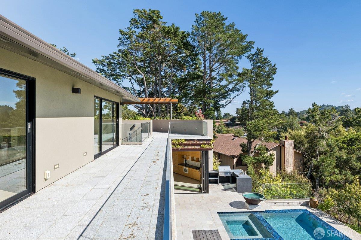 Detail Gallery Image 32 of 95 For 1435 Lakeview Dr, Hillsborough,  CA 94010 - 6 Beds | 5/1 Baths