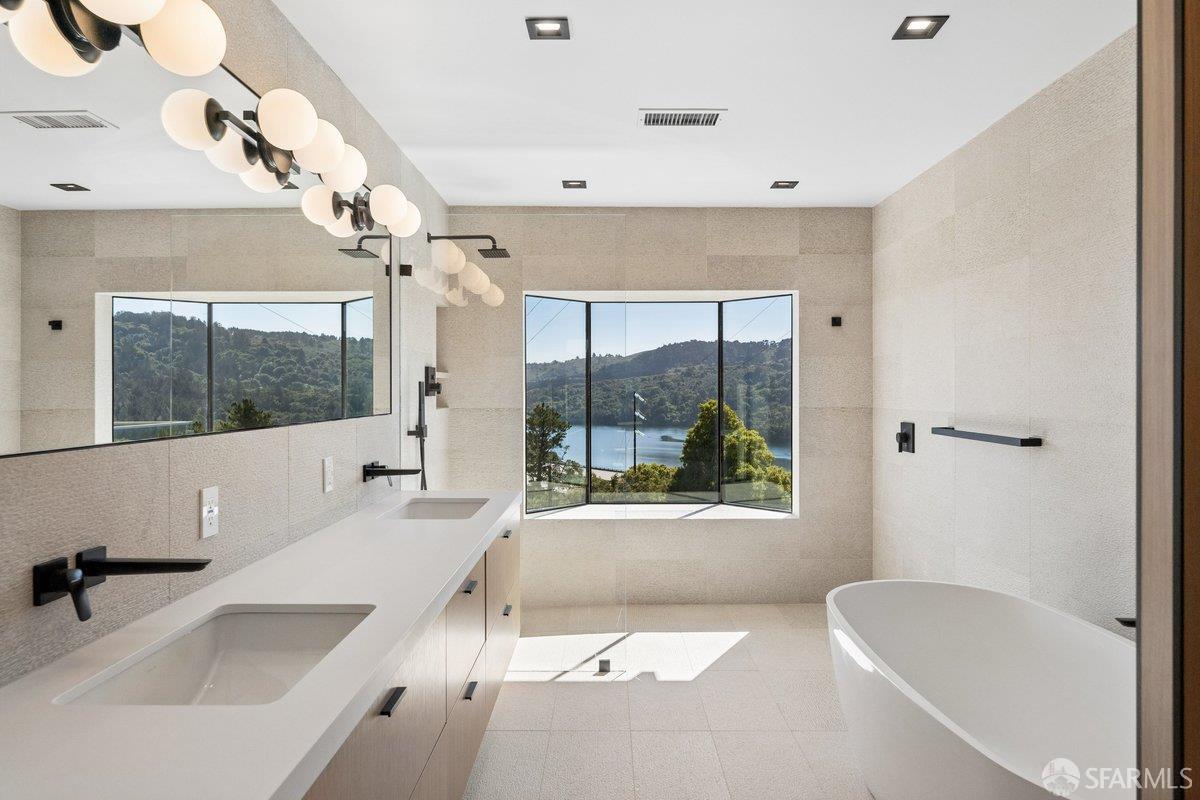 Detail Gallery Image 44 of 95 For 1435 Lakeview Dr, Hillsborough,  CA 94010 - 6 Beds | 5/1 Baths