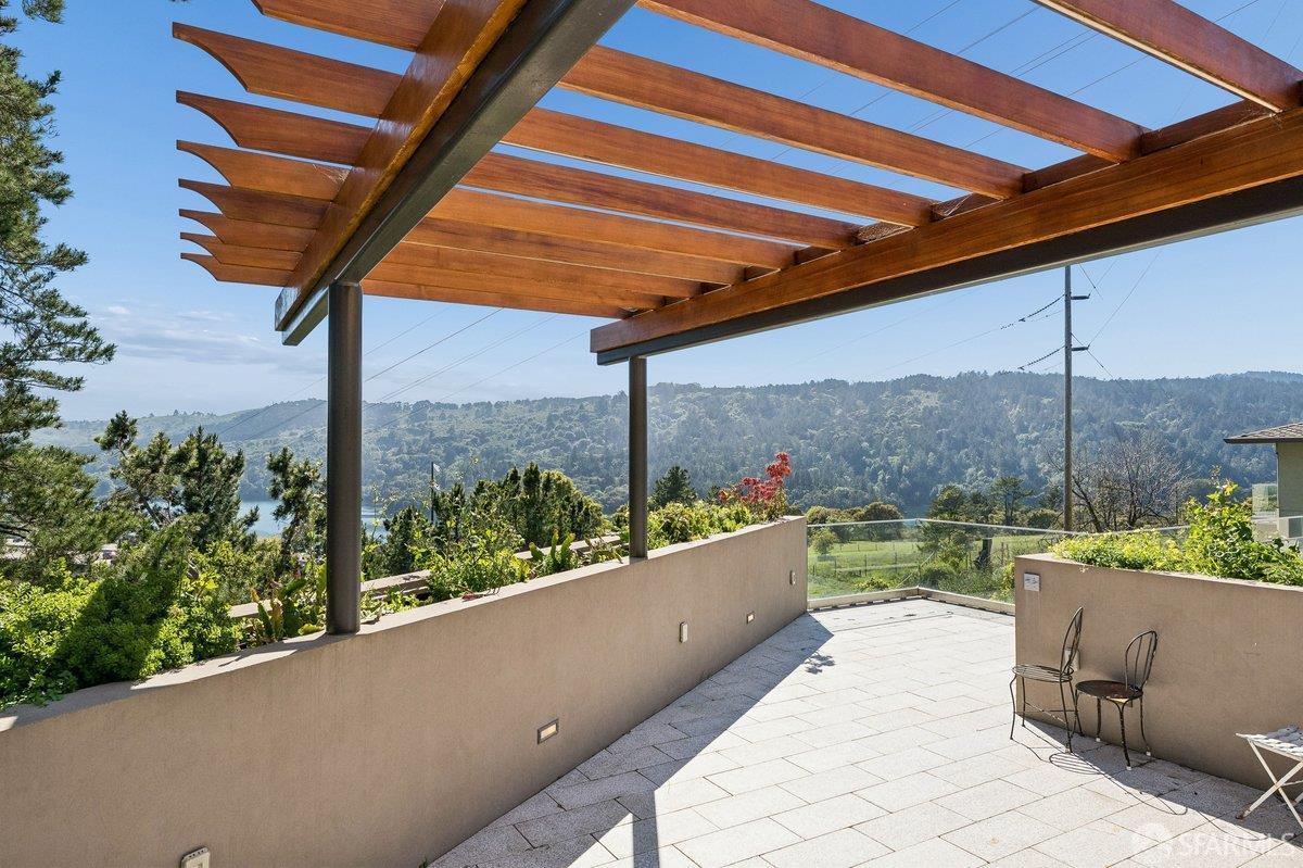 Detail Gallery Image 38 of 95 For 1435 Lakeview Dr, Hillsborough,  CA 94010 - 6 Beds | 5/1 Baths