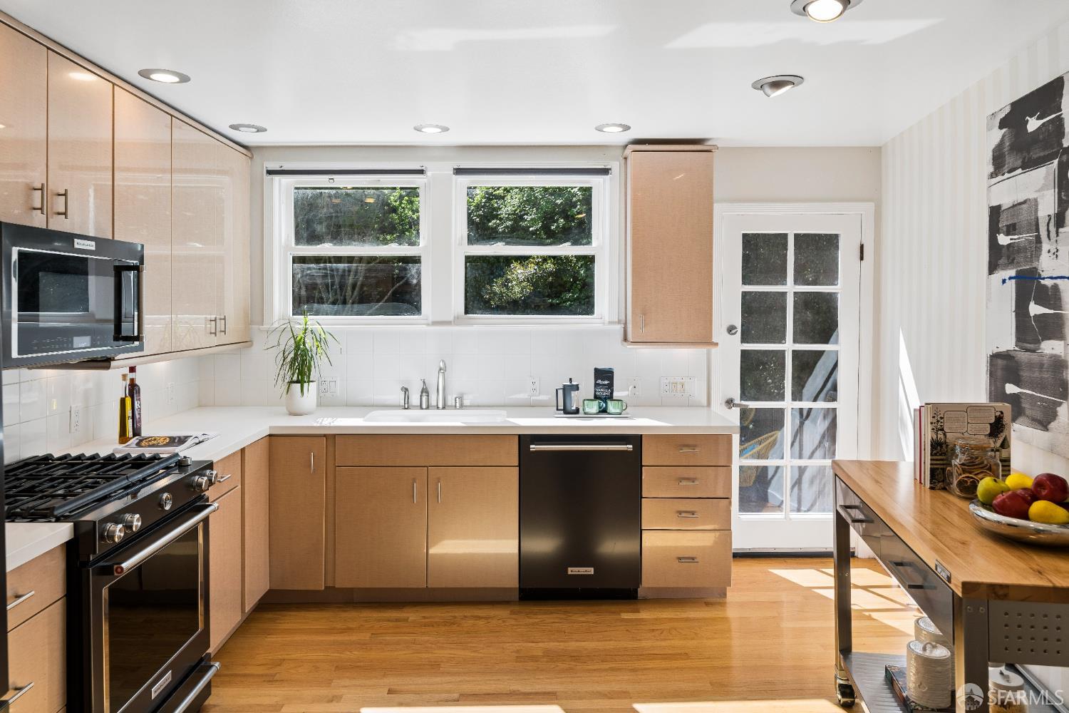 Detail Gallery Image 6 of 18 For 468 Corbett Ave, San Francisco,  CA 94114 - 2 Beds | 1 Baths