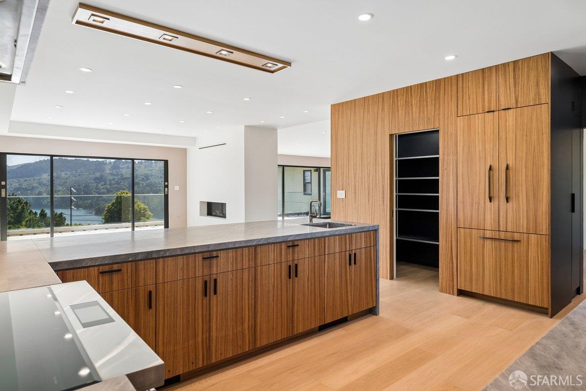 Detail Gallery Image 22 of 95 For 1435 Lakeview Dr, Hillsborough,  CA 94010 - 6 Beds | 5/1 Baths