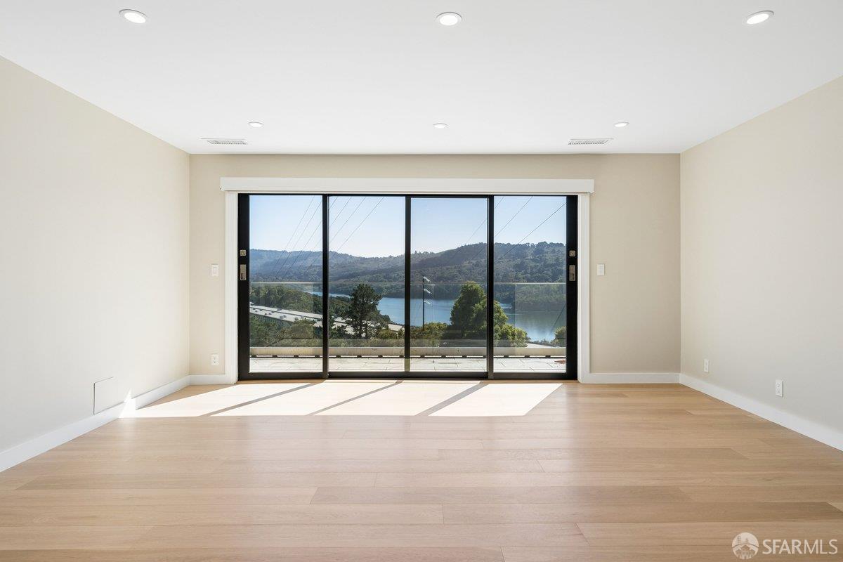 Detail Gallery Image 40 of 95 For 1435 Lakeview Dr, Hillsborough,  CA 94010 - 6 Beds | 5/1 Baths