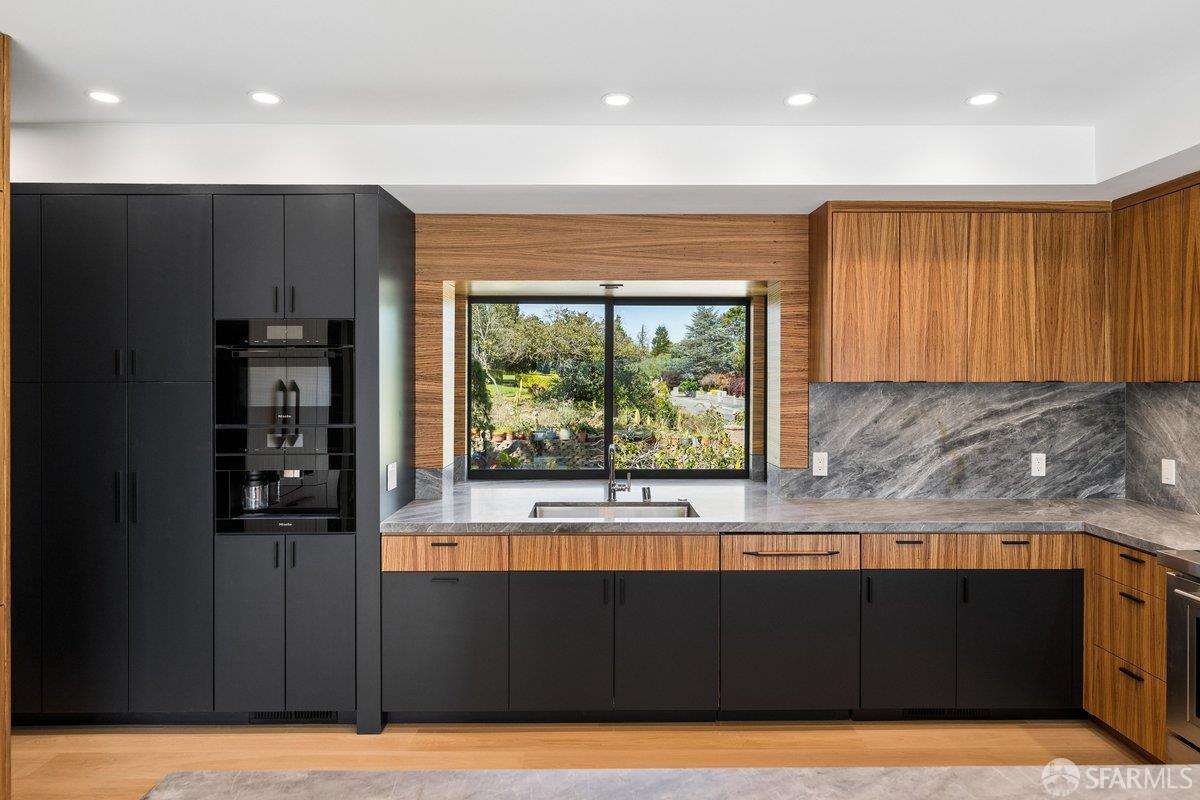 Detail Gallery Image 24 of 95 For 1435 Lakeview Dr, Hillsborough,  CA 94010 - 6 Beds | 5/1 Baths