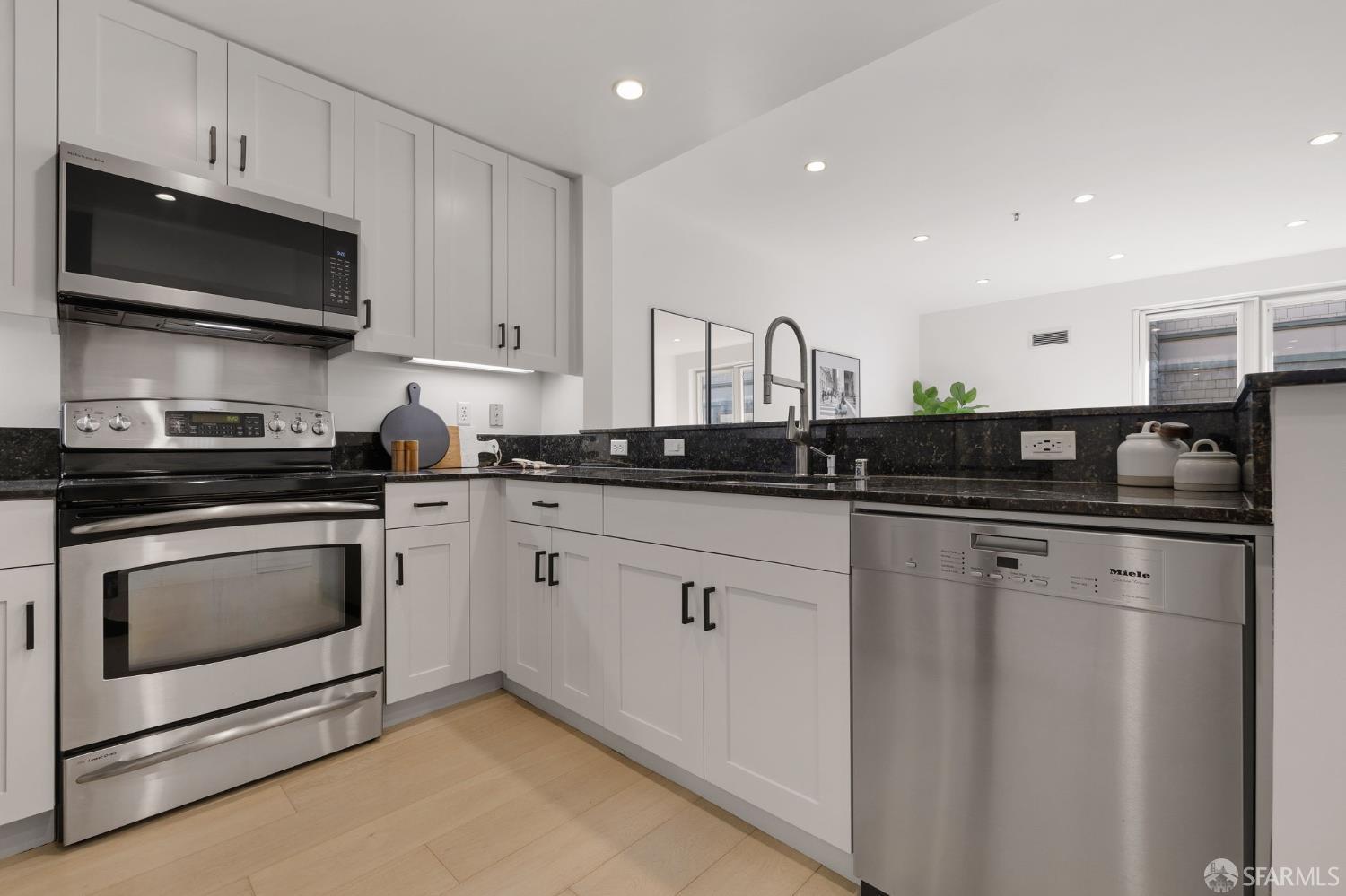 Detail Gallery Image 16 of 52 For 350 Broderick St #320,  San Francisco,  CA 94117 - 3 Beds | 3 Baths