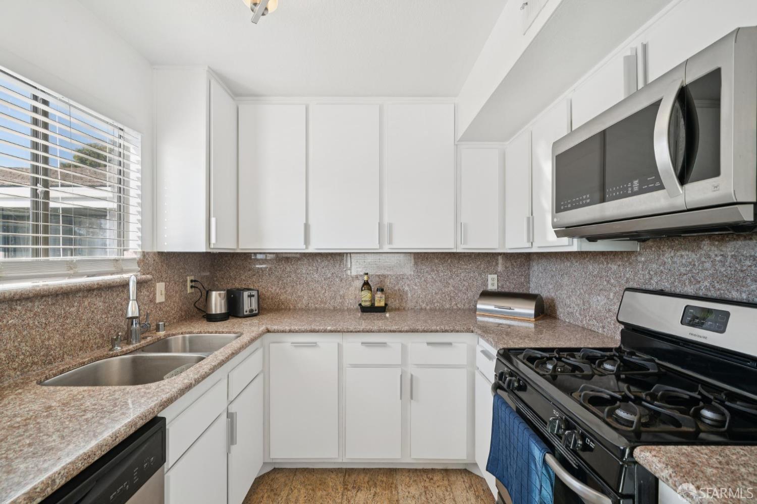 Detail Gallery Image 12 of 35 For 310 Atlas Dr #1,  Hercules,  CA 94547 - 2 Beds | 1/1 Baths