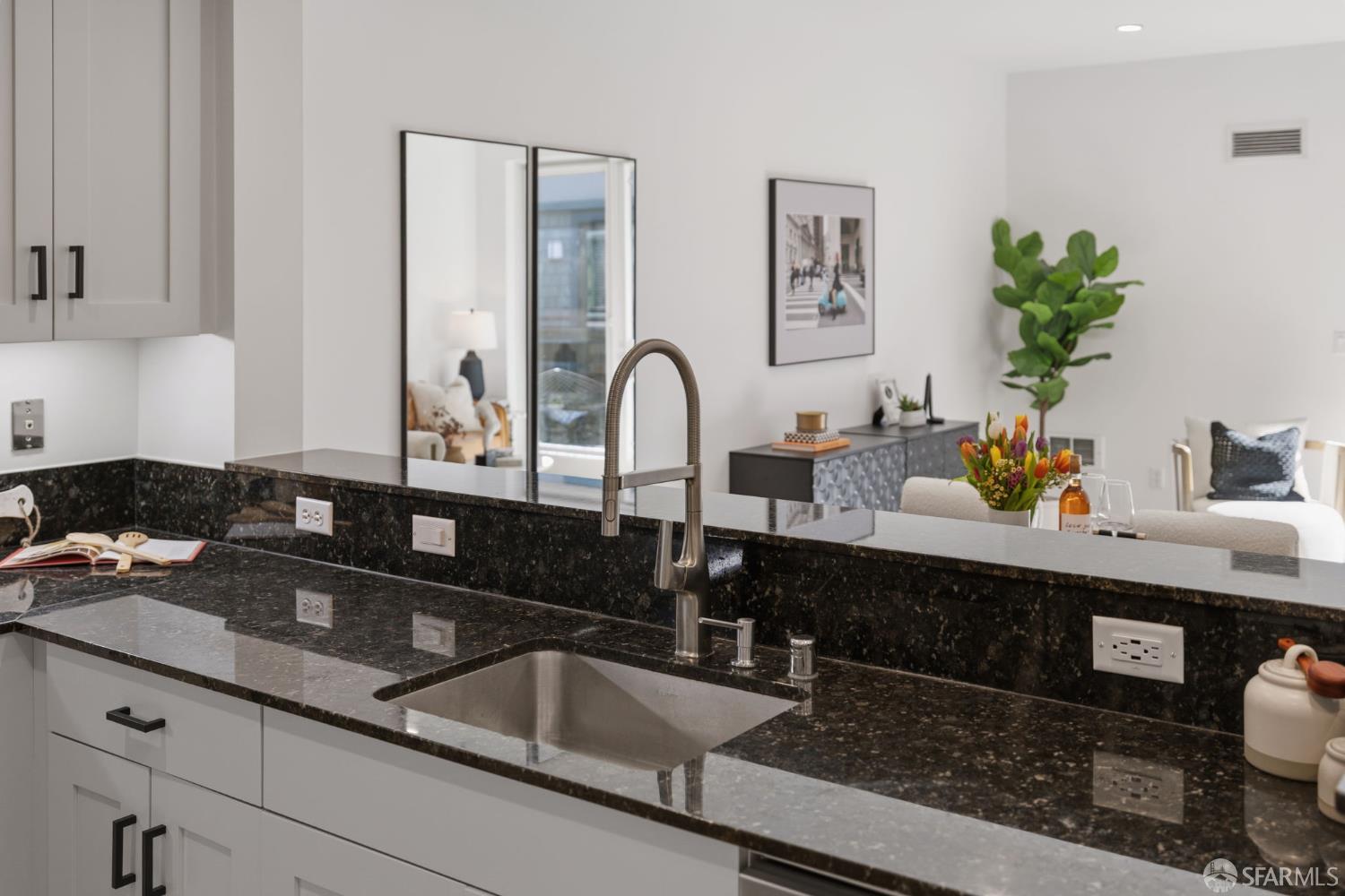 Detail Gallery Image 14 of 52 For 350 Broderick St #320,  San Francisco,  CA 94117 - 3 Beds | 3 Baths