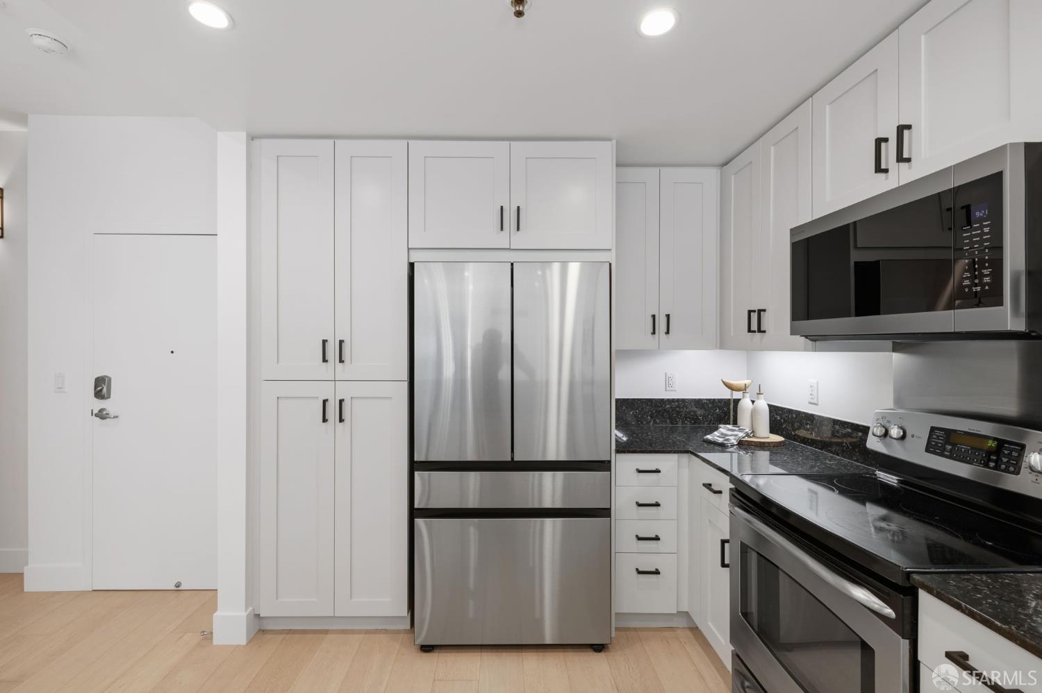 Detail Gallery Image 15 of 52 For 350 Broderick St #320,  San Francisco,  CA 94117 - 3 Beds | 3 Baths