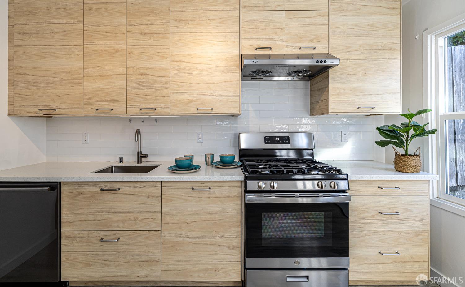 Detail Gallery Image 10 of 39 For 125 Garfield St, San Francisco,  CA 94134 - 4 Beds | 2 Baths