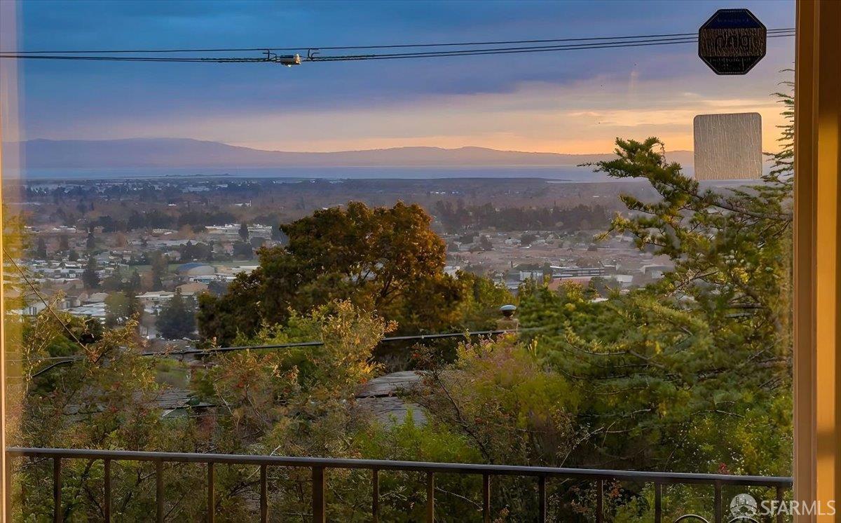 Detail Gallery Image 11 of 46 For 15942 Cambrian Dr, San Leandro,  CA 94578 - 5 Beds | 3 Baths