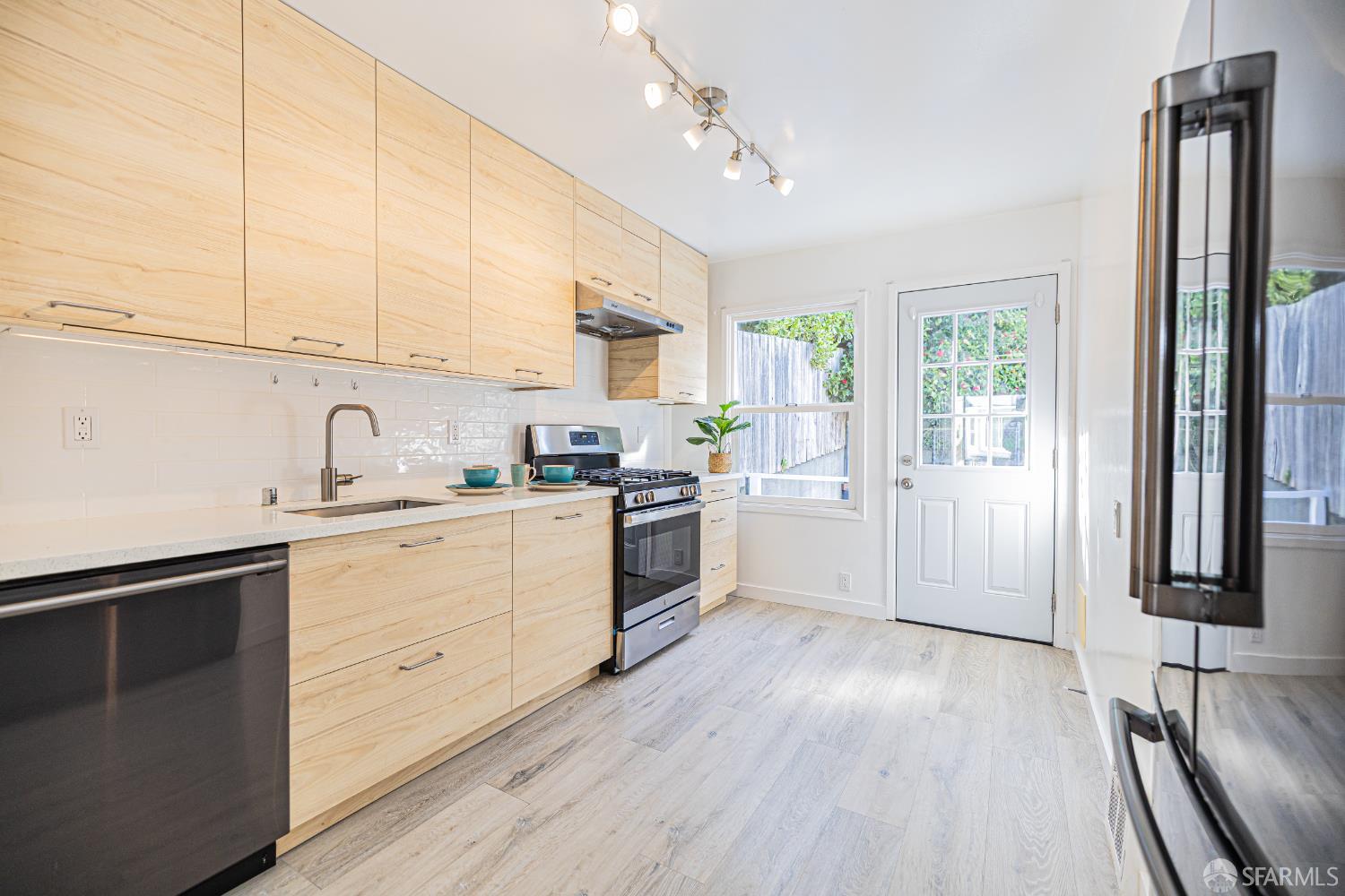 Detail Gallery Image 8 of 39 For 125 Garfield St, San Francisco,  CA 94134 - 4 Beds | 2 Baths