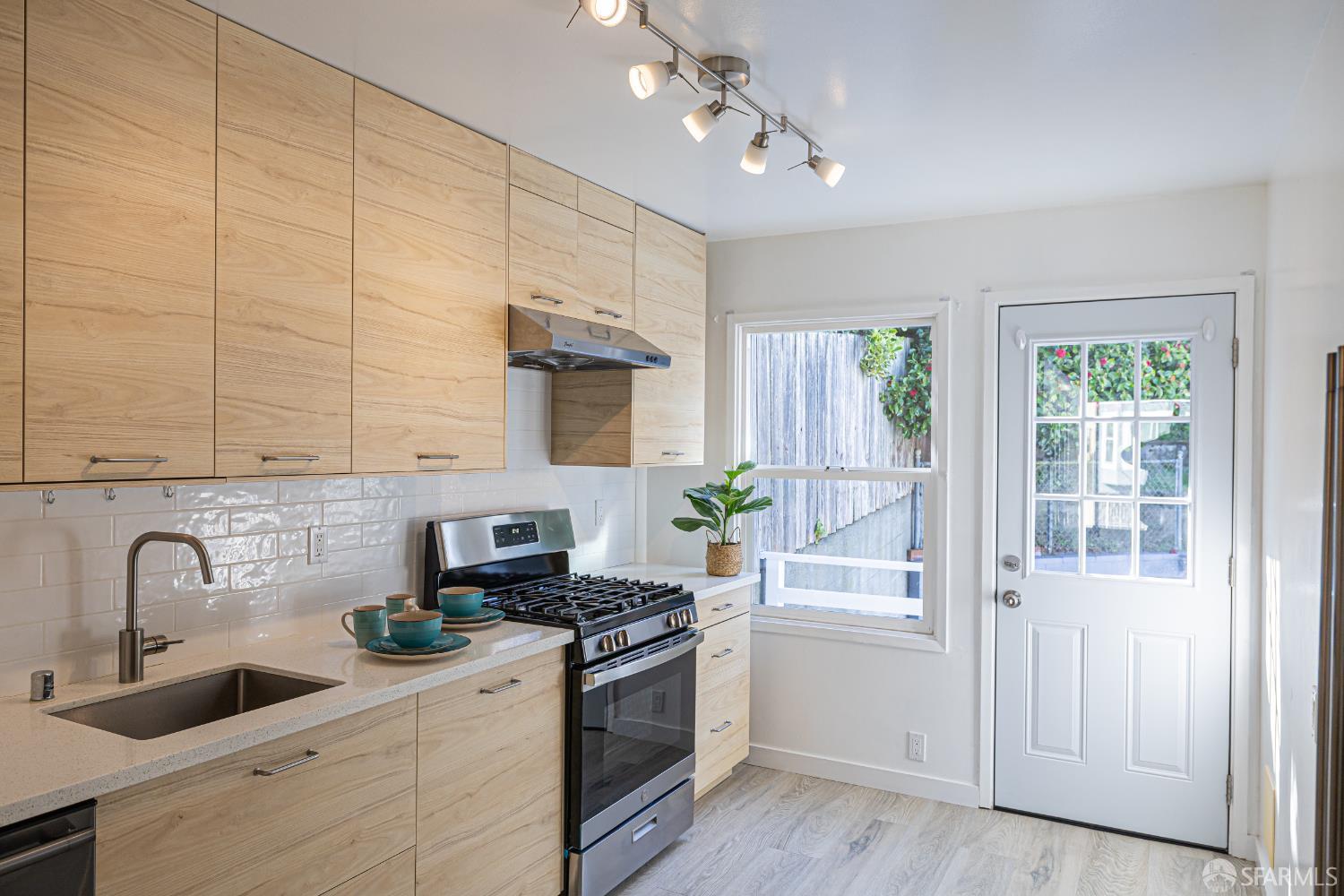 Detail Gallery Image 12 of 39 For 125 Garfield St, San Francisco,  CA 94134 - 4 Beds | 2 Baths