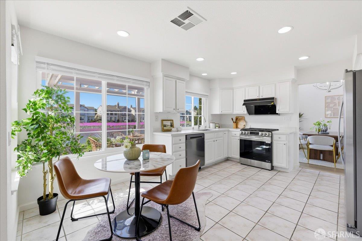 Detail Gallery Image 20 of 79 For 332 Mindanao Dr, Redwood City,  CA 94065 - 3 Beds | 2/1 Baths