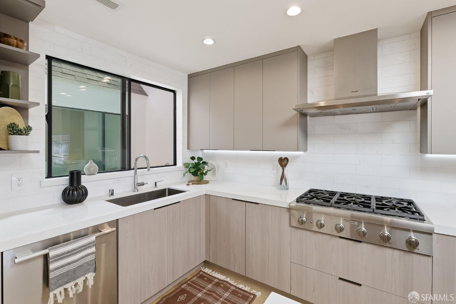 Detail Gallery Image 8 of 81 For 1646 34th Ave, San Francisco,  CA 94122 - 4 Beds | 3 Baths