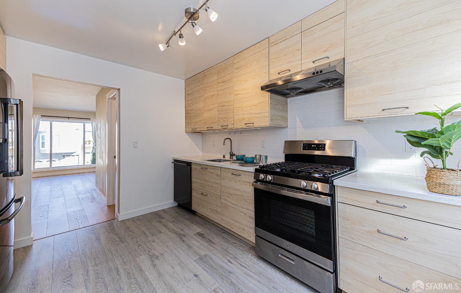 Detail Gallery Image 9 of 39 For 125 Garfield St, San Francisco,  CA 94134 - 4 Beds | 2 Baths