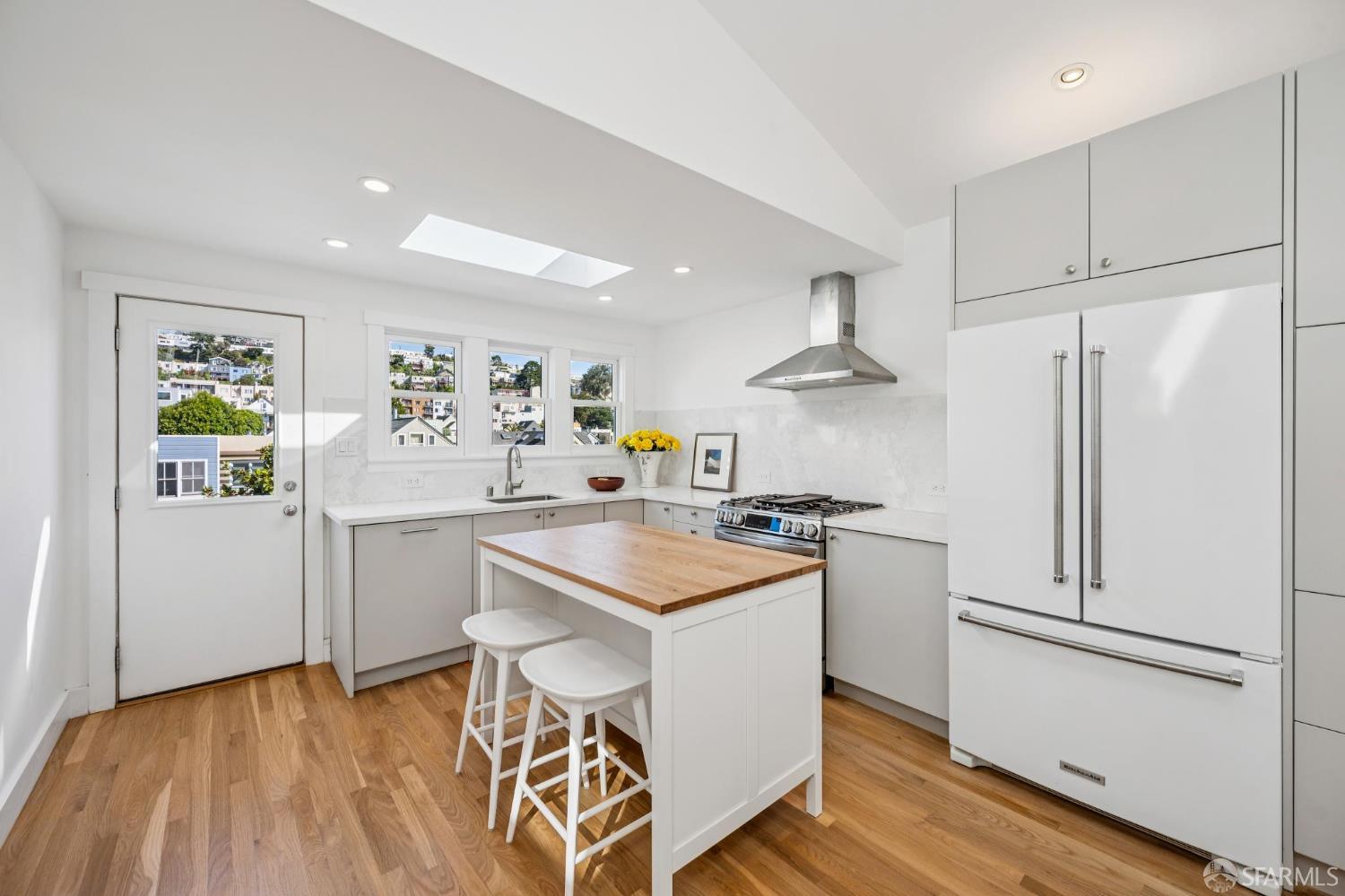 Detail Gallery Image 9 of 45 For 170 Staples Ave, San Francisco,  CA 94112 - 2 Beds | 1 Baths