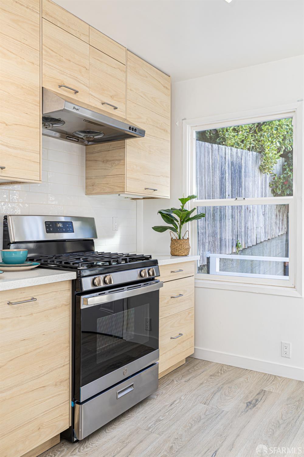 Detail Gallery Image 11 of 39 For 125 Garfield St, San Francisco,  CA 94134 - 4 Beds | 2 Baths