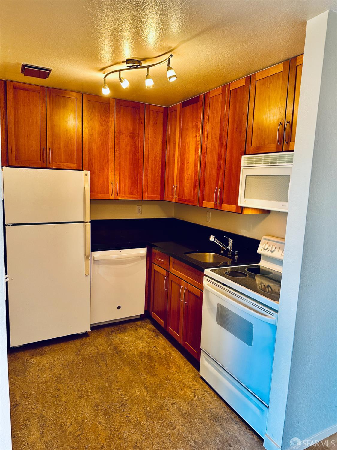 Detail Gallery Image 4 of 21 For 5177 Diamond Heights Blvd #113,  San Francisco,  CA 94131 - 1 Beds | 1 Baths