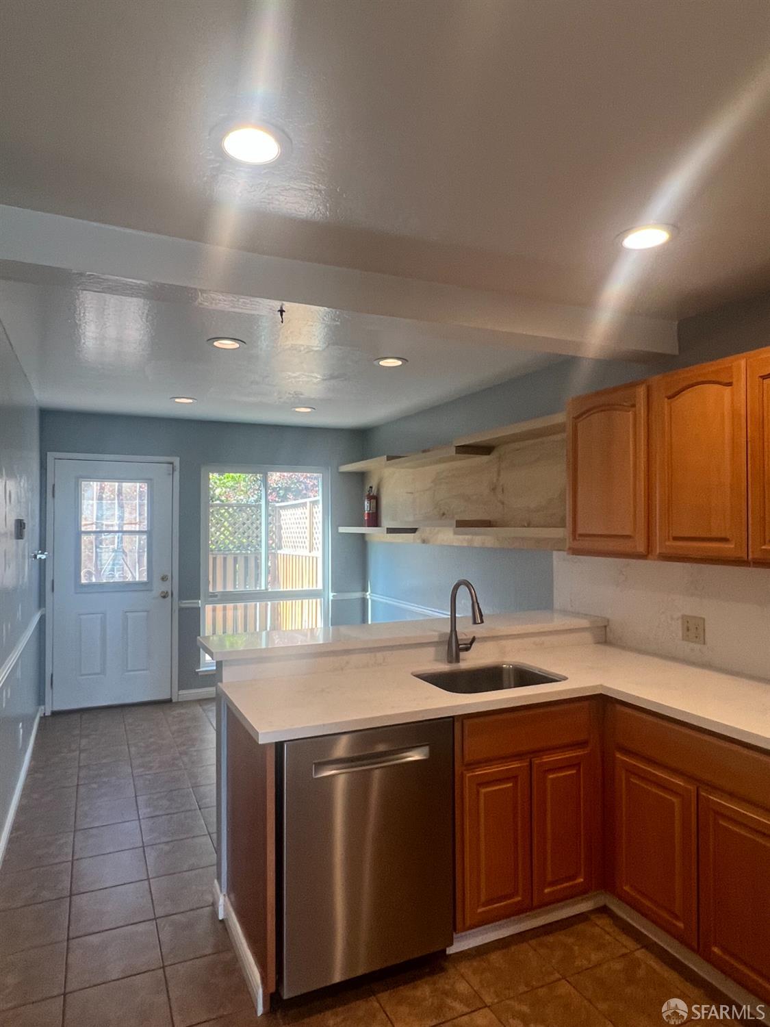 Detail Gallery Image 13 of 33 For 106 Quail Point Cir, San Bruno,  CA 94066 - 3 Beds | 2 Baths