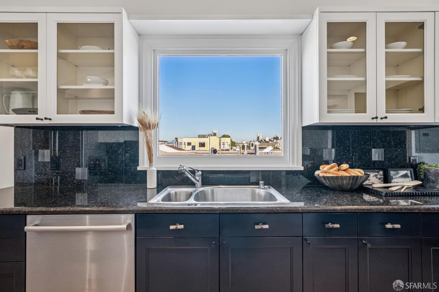 Detail Gallery Image 17 of 51 For 2165 Beach St #5,  San Francisco,  CA 94123 - 2 Beds | 2 Baths
