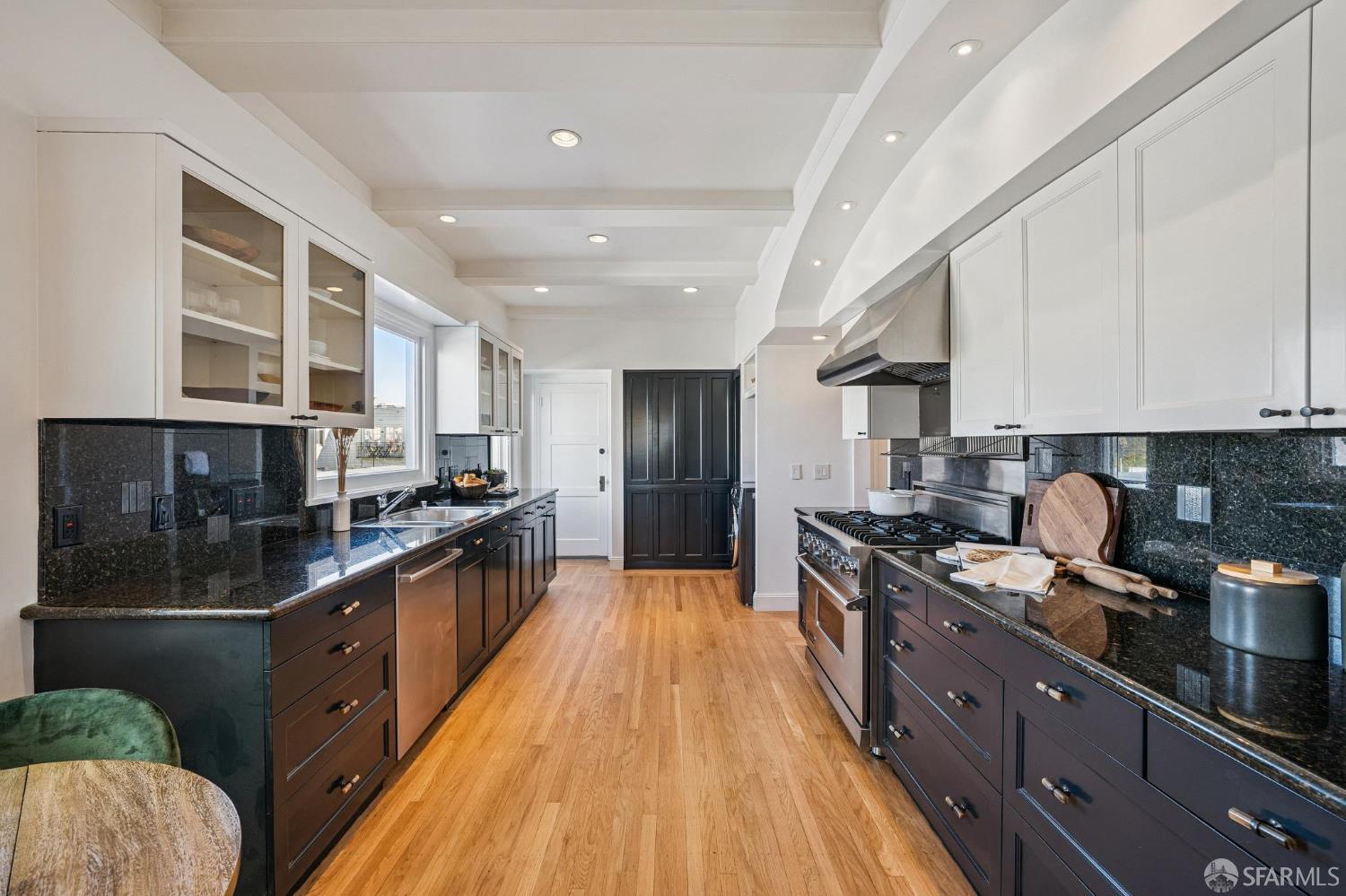 Detail Gallery Image 14 of 51 For 2165 Beach St #5,  San Francisco,  CA 94123 - 2 Beds | 2 Baths