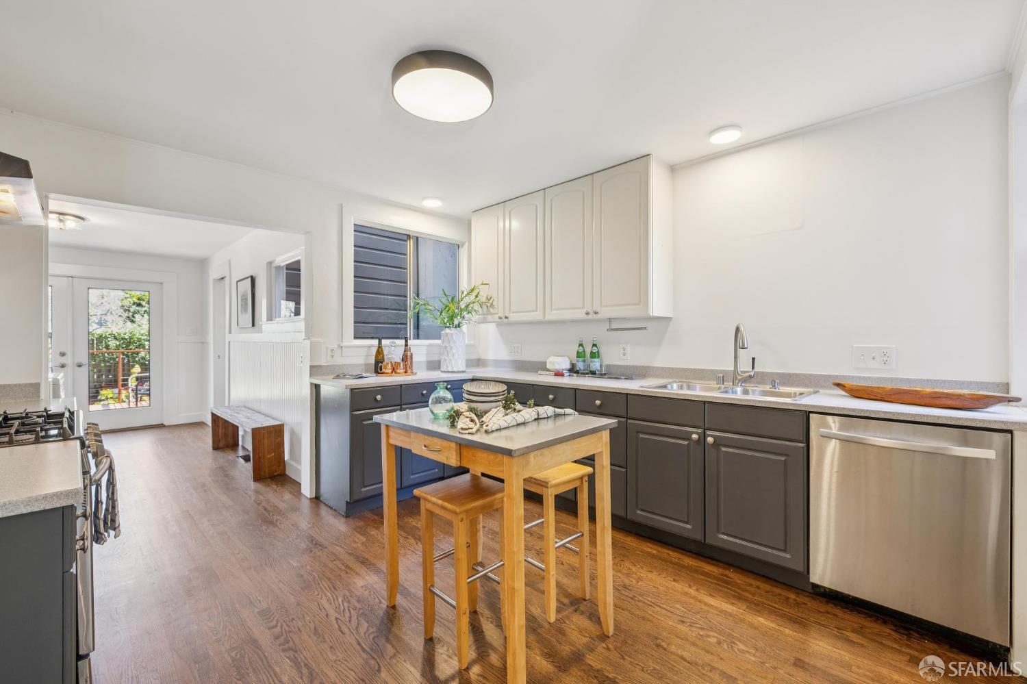 Detail Gallery Image 13 of 36 For 327 London St, San Francisco,  CA 94112 - 3 Beds | 2 Baths