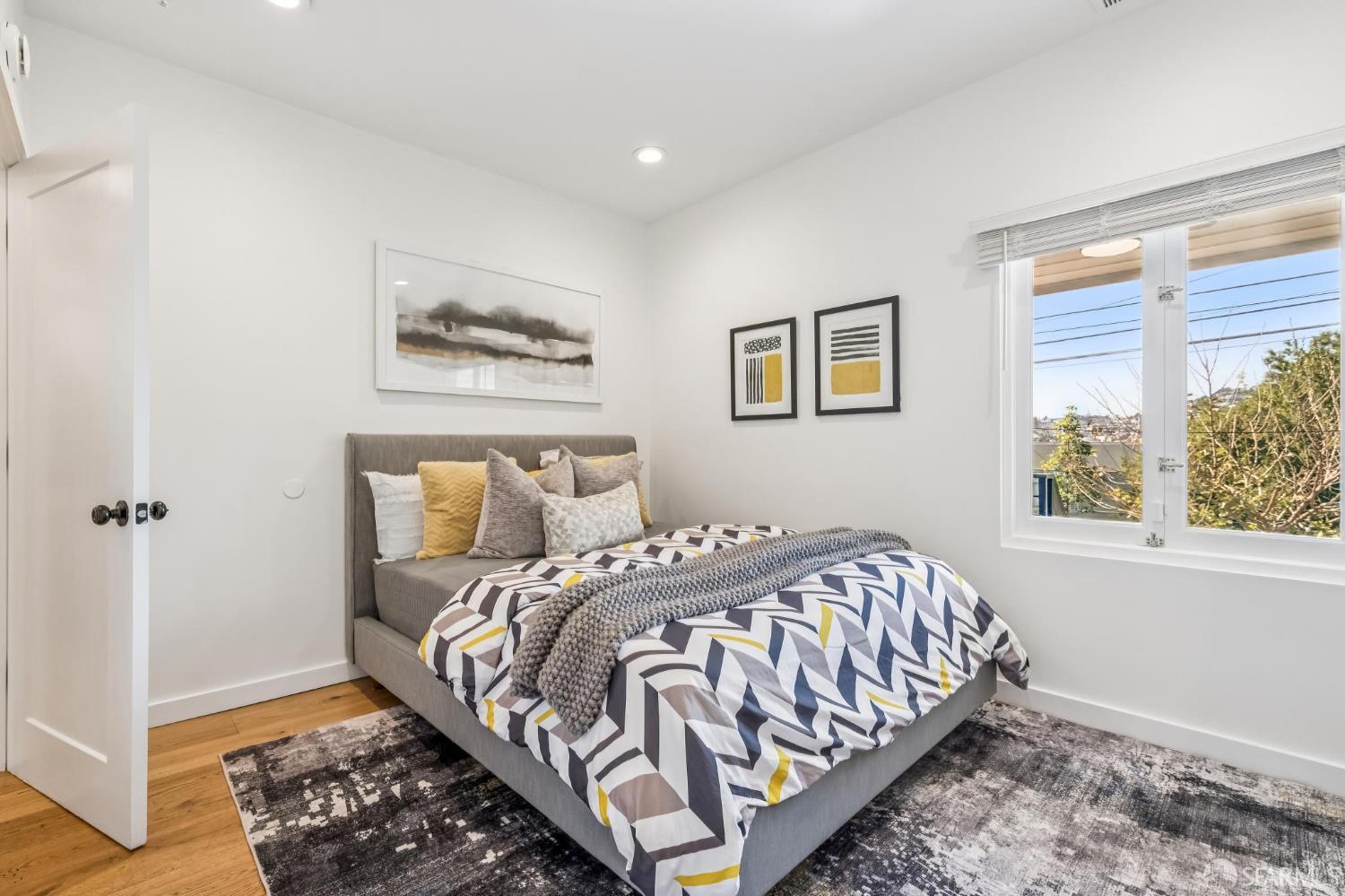 Detail Gallery Image 6 of 12 For 283 Madrid St, San Francisco,  CA 94112 - 2 Beds | 2 Baths