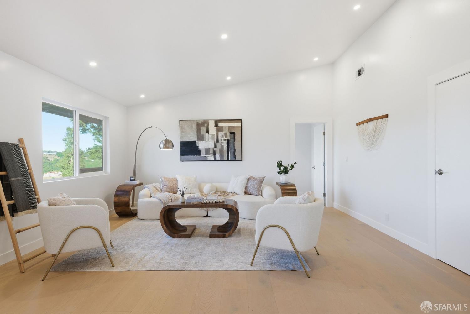 Detail Gallery Image 2 of 11 For 6481 Sunnyslope Ave, Castro Valley,  CA 94552 - 4 Beds | 3 Baths