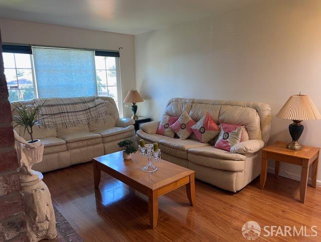 Detail Gallery Image 3 of 30 For 30964 Faircliff St, Hayward,  CA 94544 - 3 Beds | 2 Baths