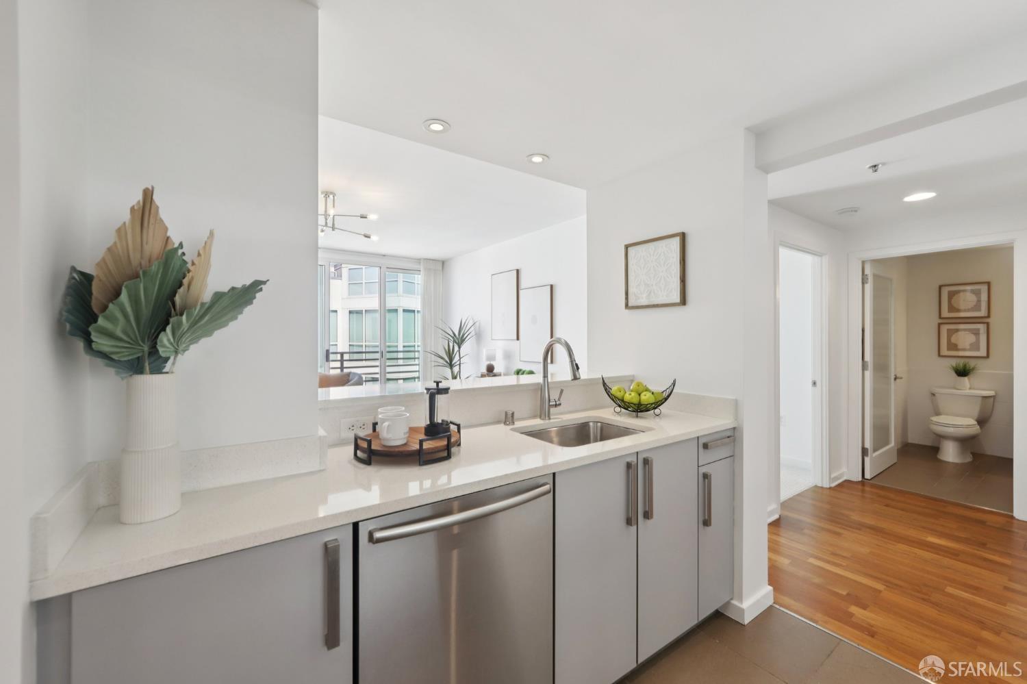 Photo #8: 425086079 Listing: Photo #8