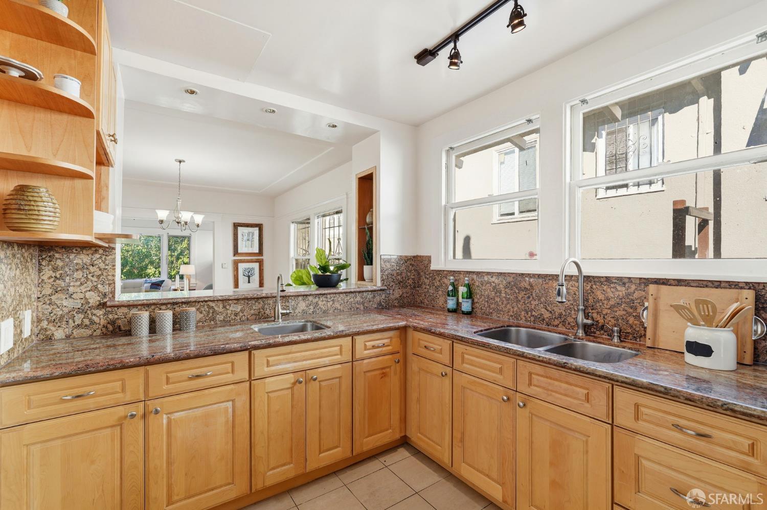 Detail Gallery Image 11 of 40 For 726 E 23rd St, Oakland,  CA 94606 - 3 Beds | 2/1 Baths