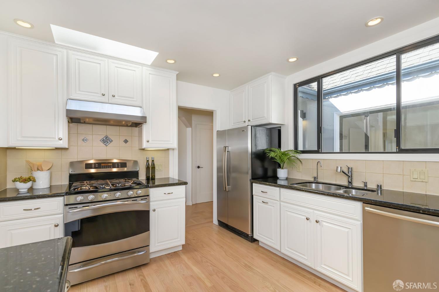 Detail Gallery Image 12 of 37 For 2231 29th Ave, San Francisco,  CA 94116 - 3 Beds | 1/1 Baths