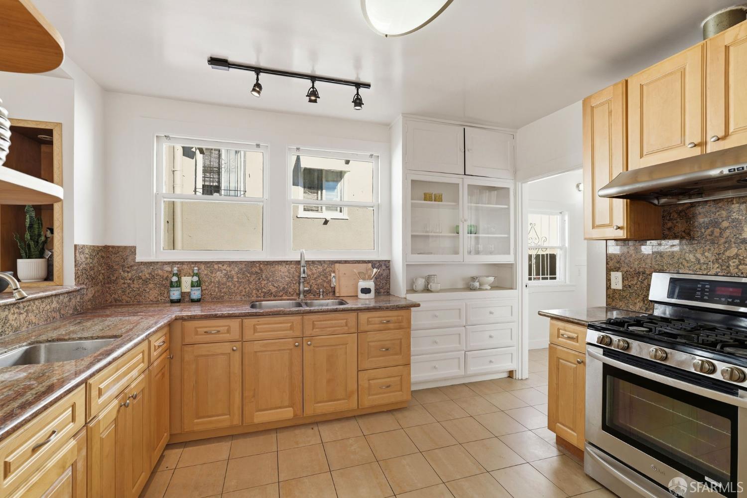 Detail Gallery Image 12 of 40 For 726 E 23rd St, Oakland,  CA 94606 - 3 Beds | 2/1 Baths