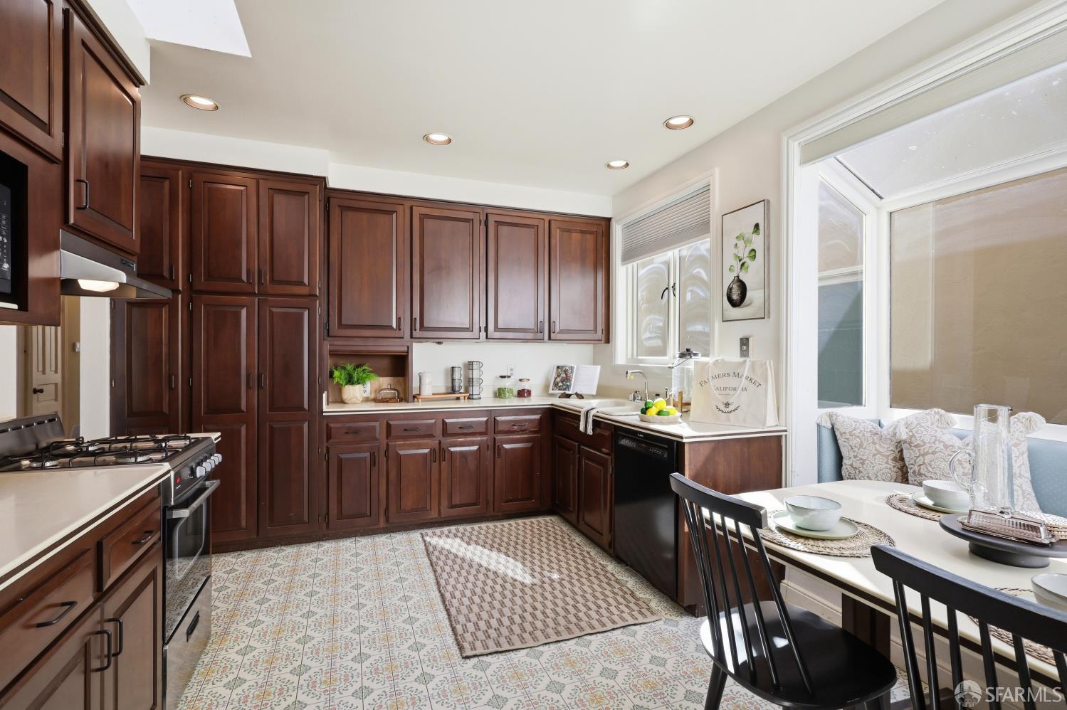 Detail Gallery Image 7 of 45 For 2050 16th Ave, San Francisco,  CA 94116 - 5 Beds | 3/1 Baths