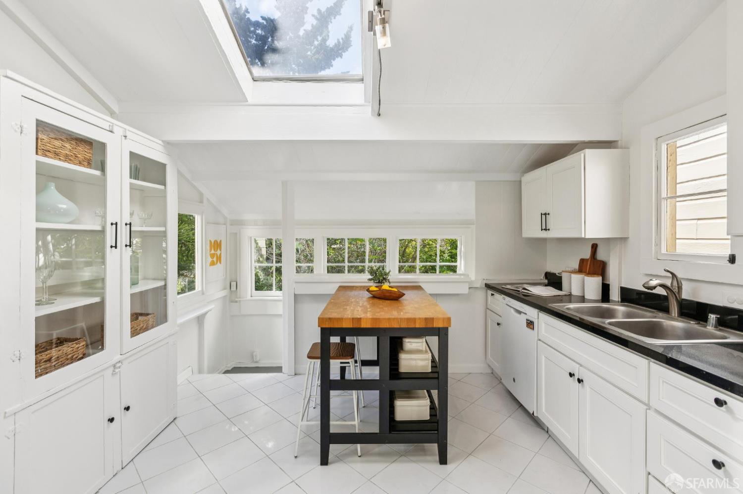 Detail Gallery Image 12 of 53 For 232 Diamond St, San Francisco,  CA 94114 - – Beds | – Baths