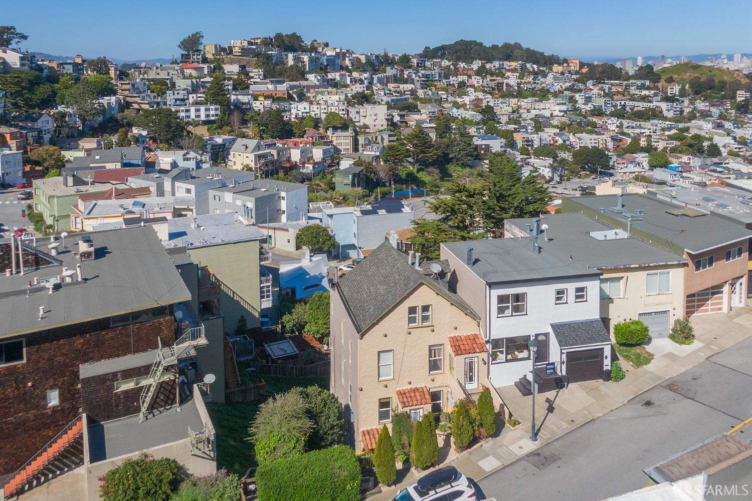 Detail Gallery Image 2 of 27 For 465 Corbett Ave, San Francisco,  CA 94114 - – Beds | – Baths