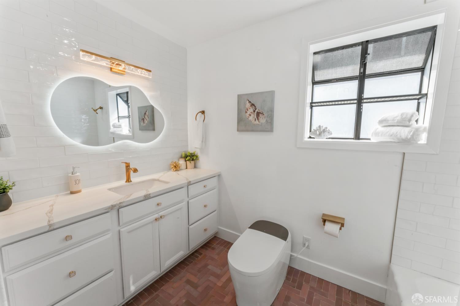 Detail Gallery Image 11 of 43 For 300 Klamath St, Brisbane,  CA 94005 - 3 Beds | 3 Baths