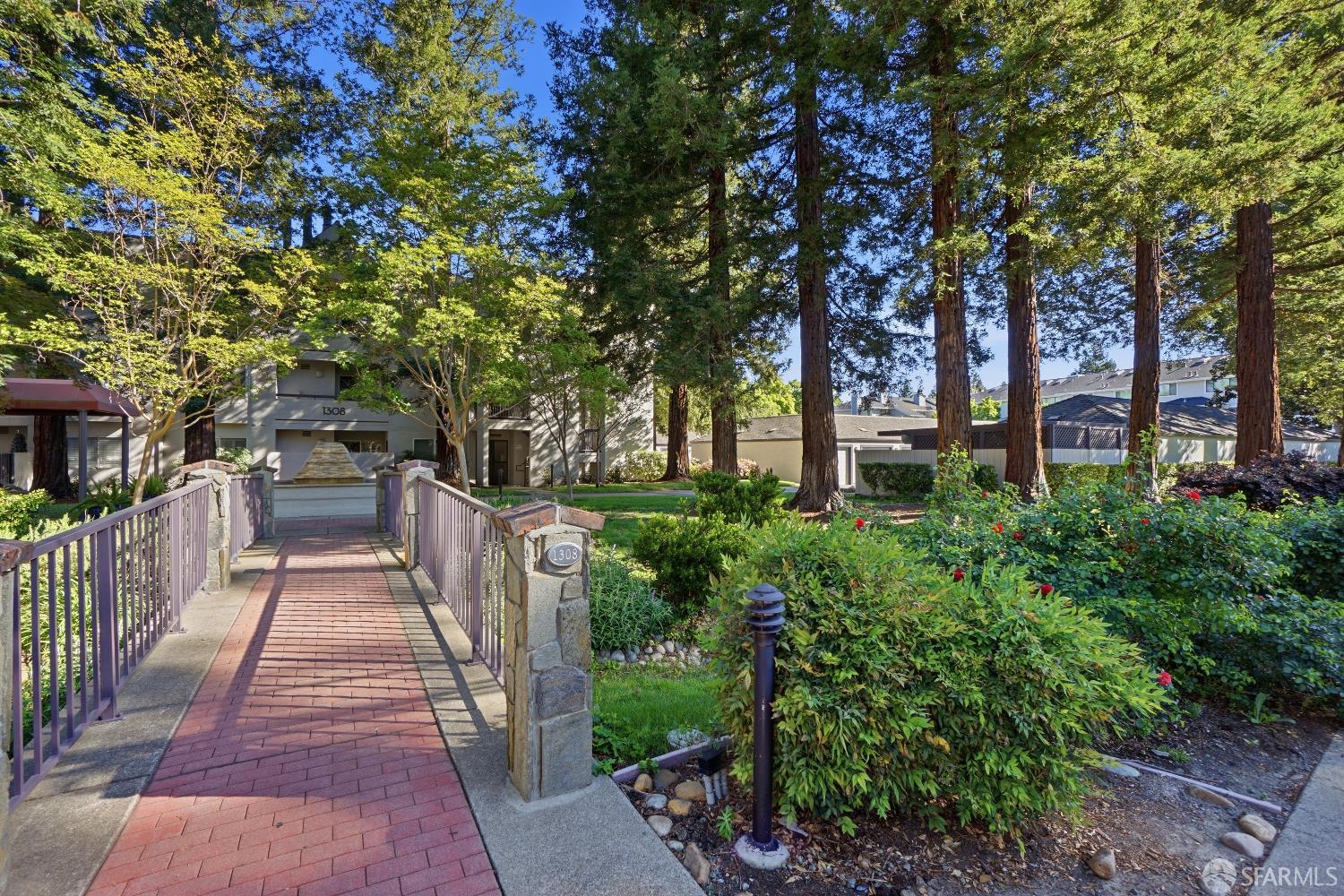 Detail Gallery Image 2 of 39 For 1308 Walden Rd #38,  Walnut Creek,  CA 94597 - 2 Beds | 2 Baths