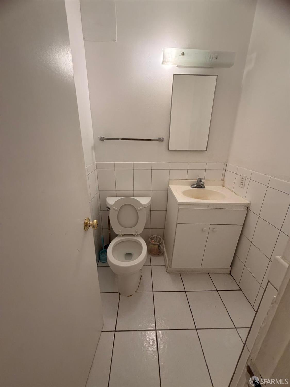 Detail Gallery Image 6 of 7 For 1 Mccarthy Ave, San Francisco,  CA 94134 - 4 Beds | 2/1 Baths