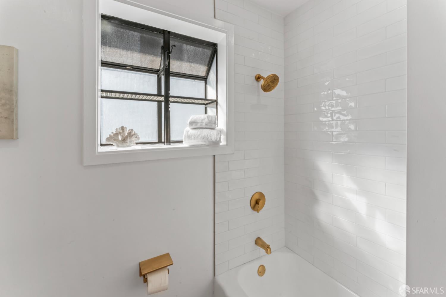 Detail Gallery Image 12 of 43 For 300 Klamath St, Brisbane,  CA 94005 - 3 Beds | 3 Baths