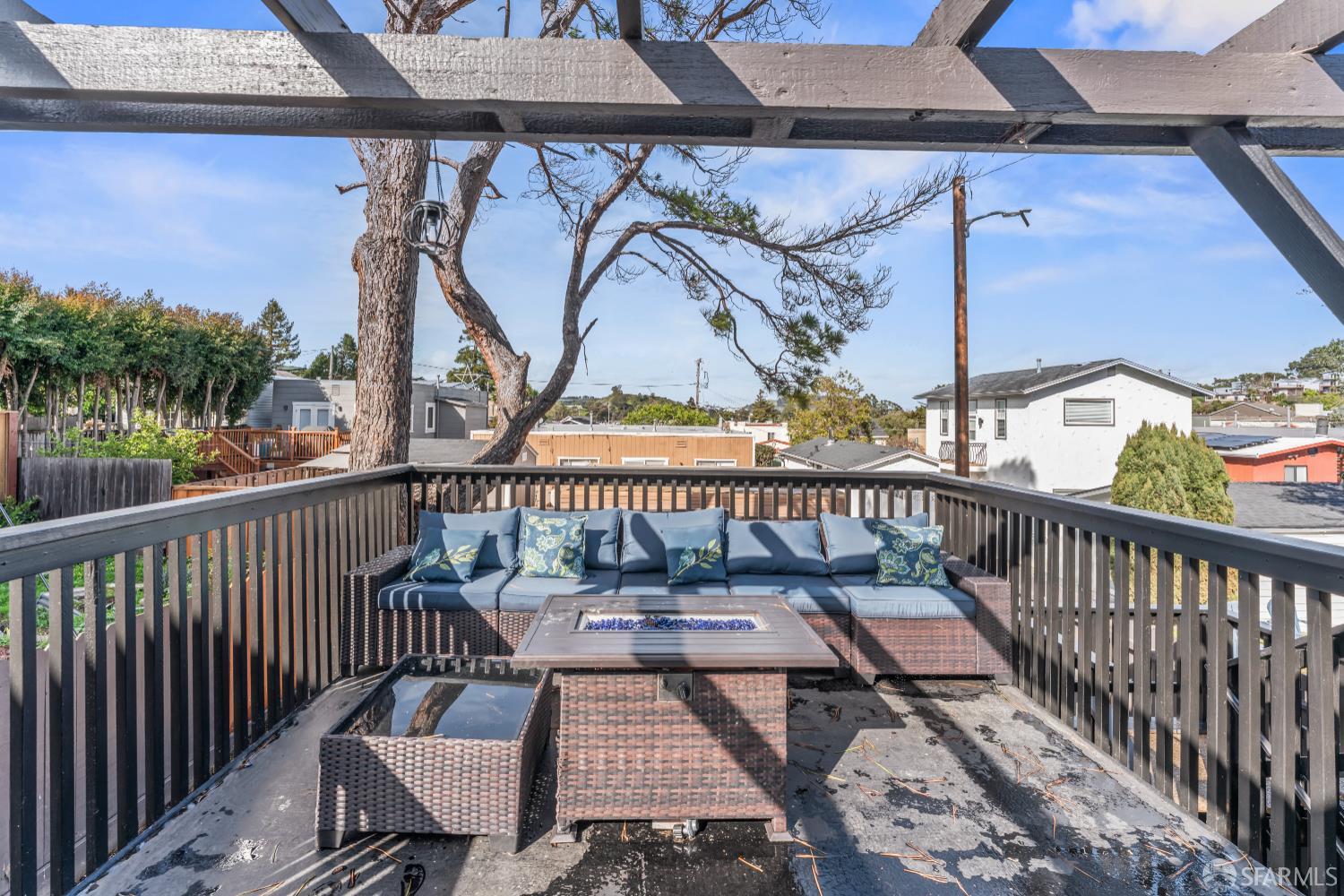 Detail Gallery Image 32 of 43 For 300 Klamath St, Brisbane,  CA 94005 - 3 Beds | 3 Baths