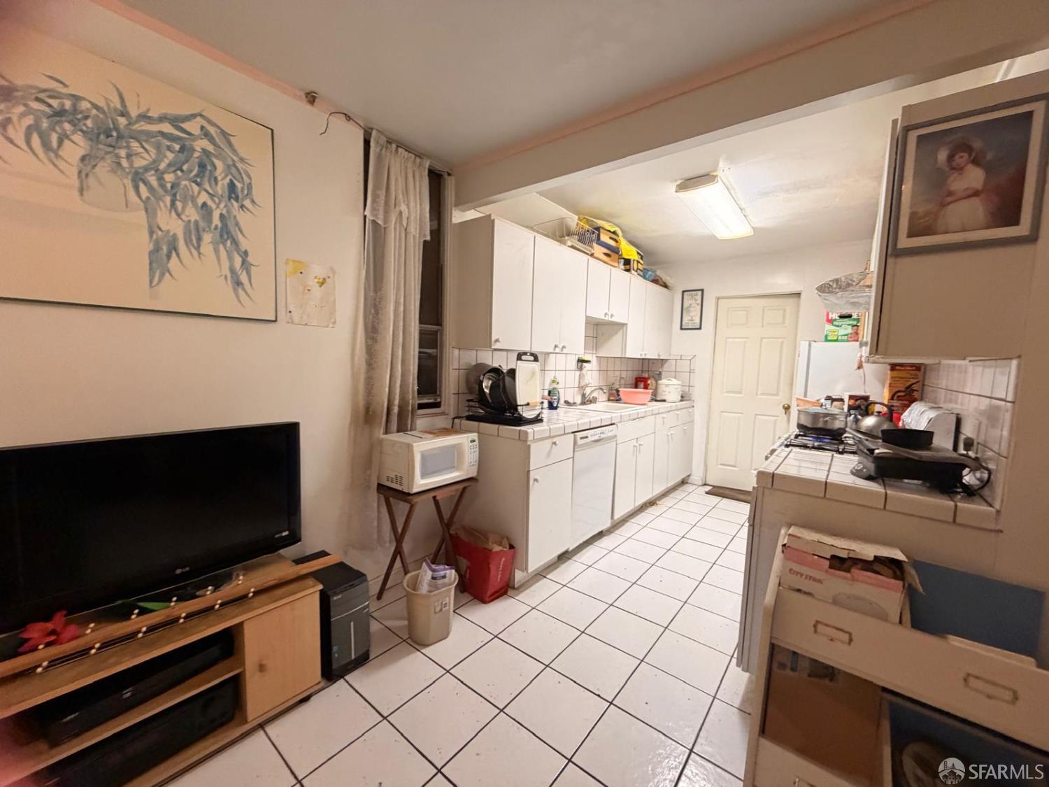 Detail Gallery Image 2 of 7 For 1 Mccarthy Ave, San Francisco,  CA 94134 - 4 Beds | 2/1 Baths